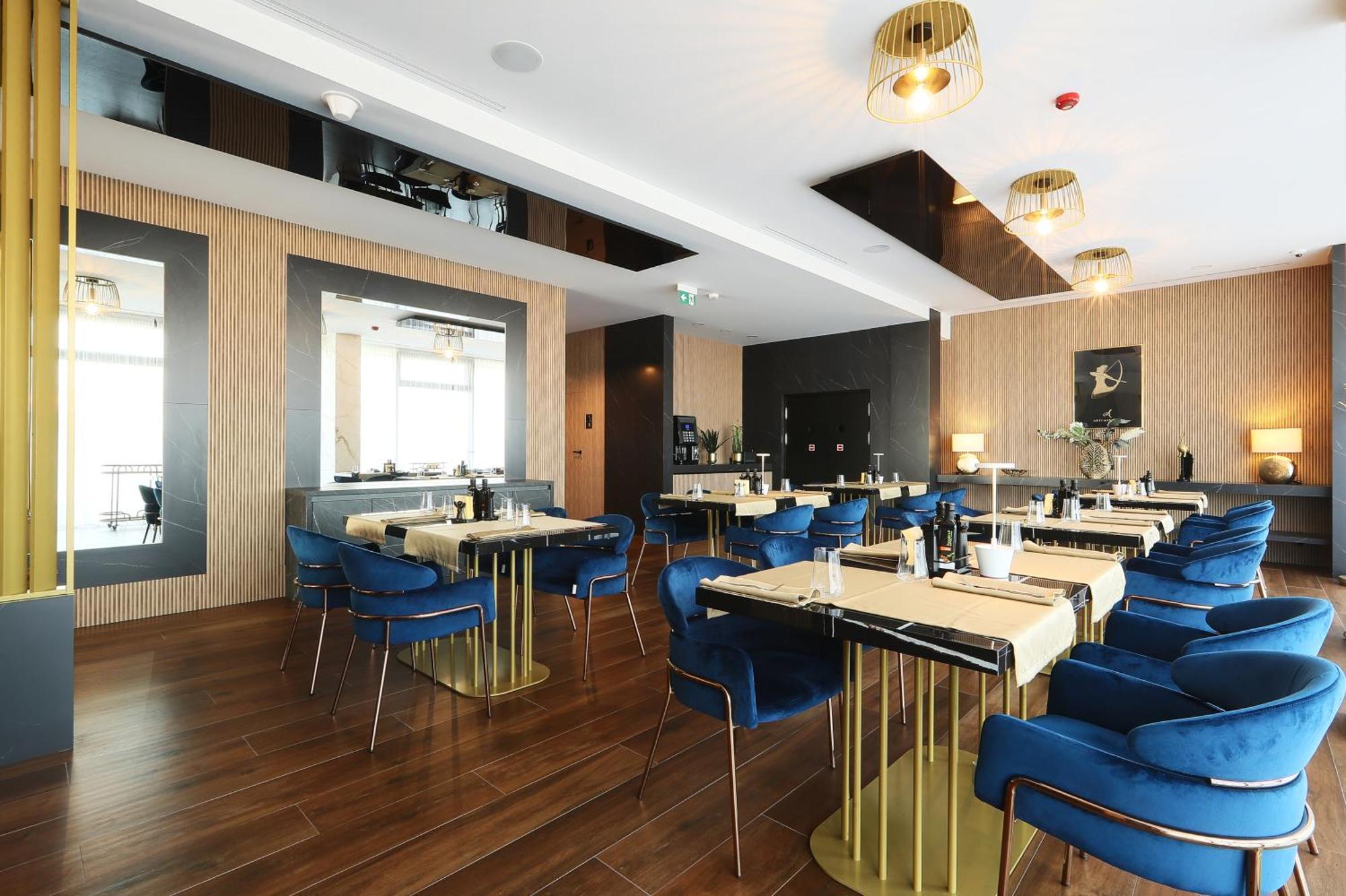 Hotel Artemis Oradea Buitenkant foto