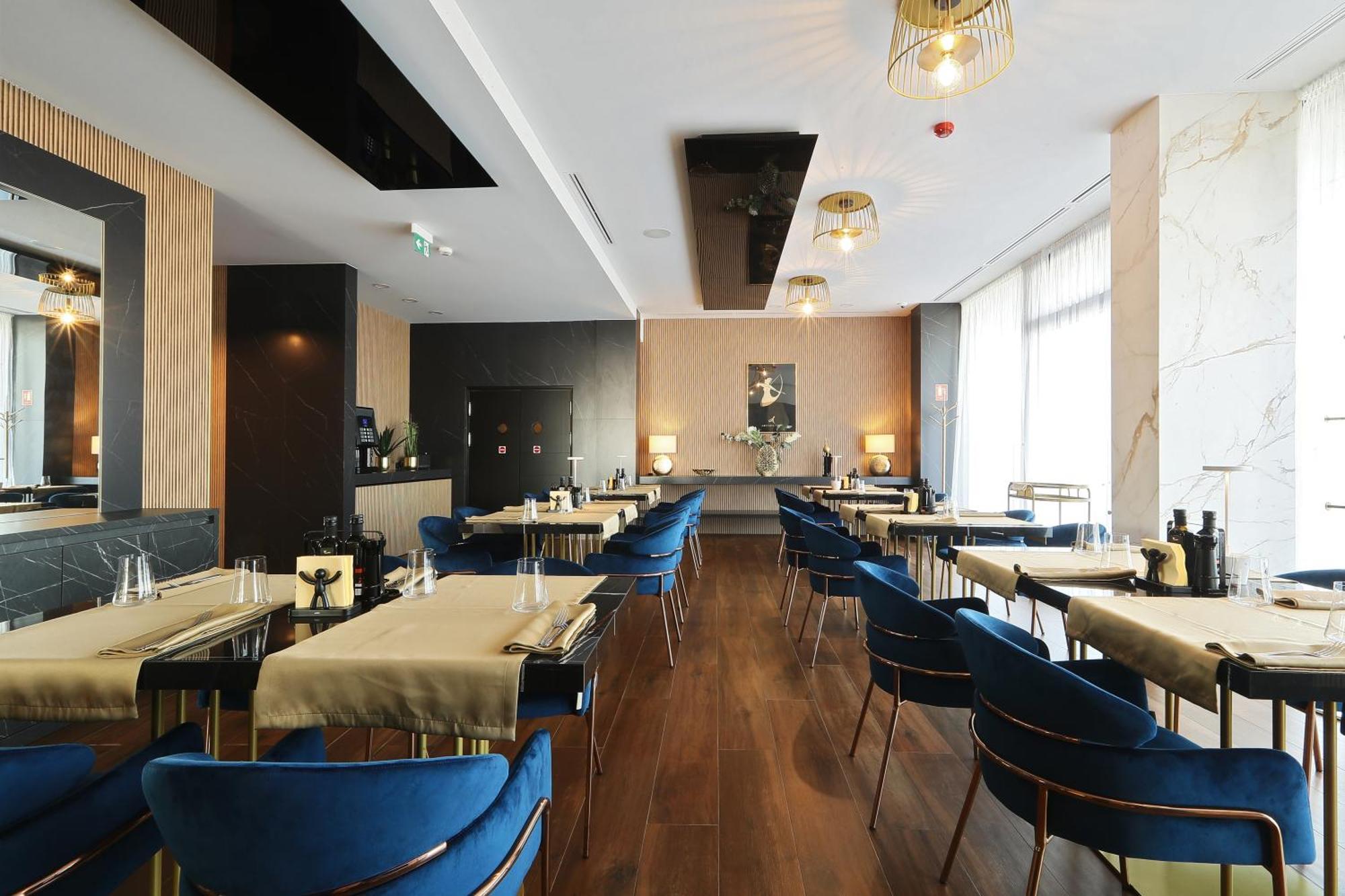 Hotel Artemis Oradea Buitenkant foto