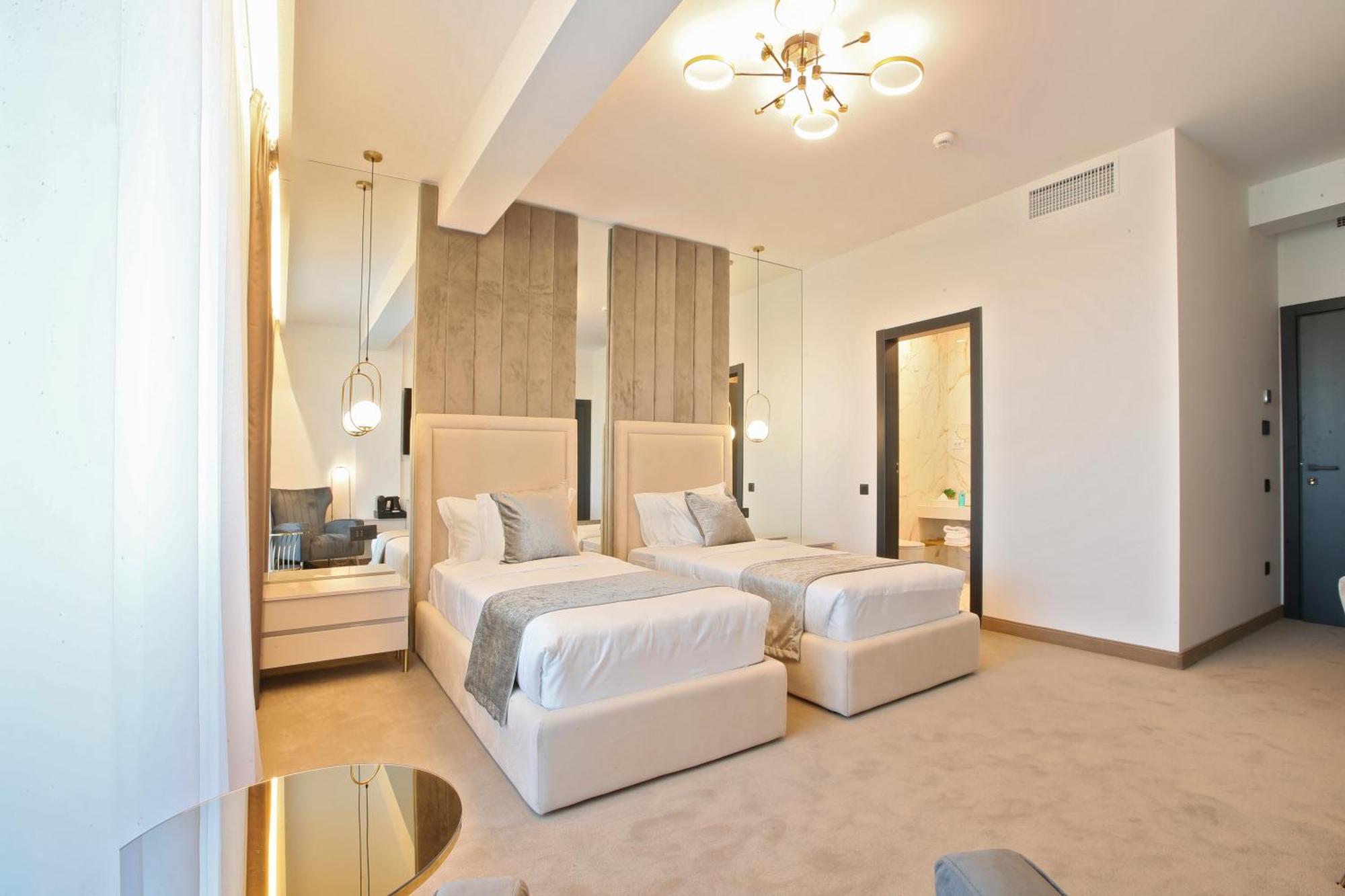 Hotel Artemis Oradea Buitenkant foto