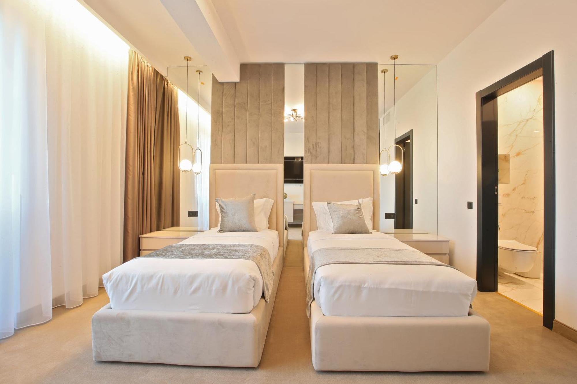 Hotel Artemis Oradea Buitenkant foto